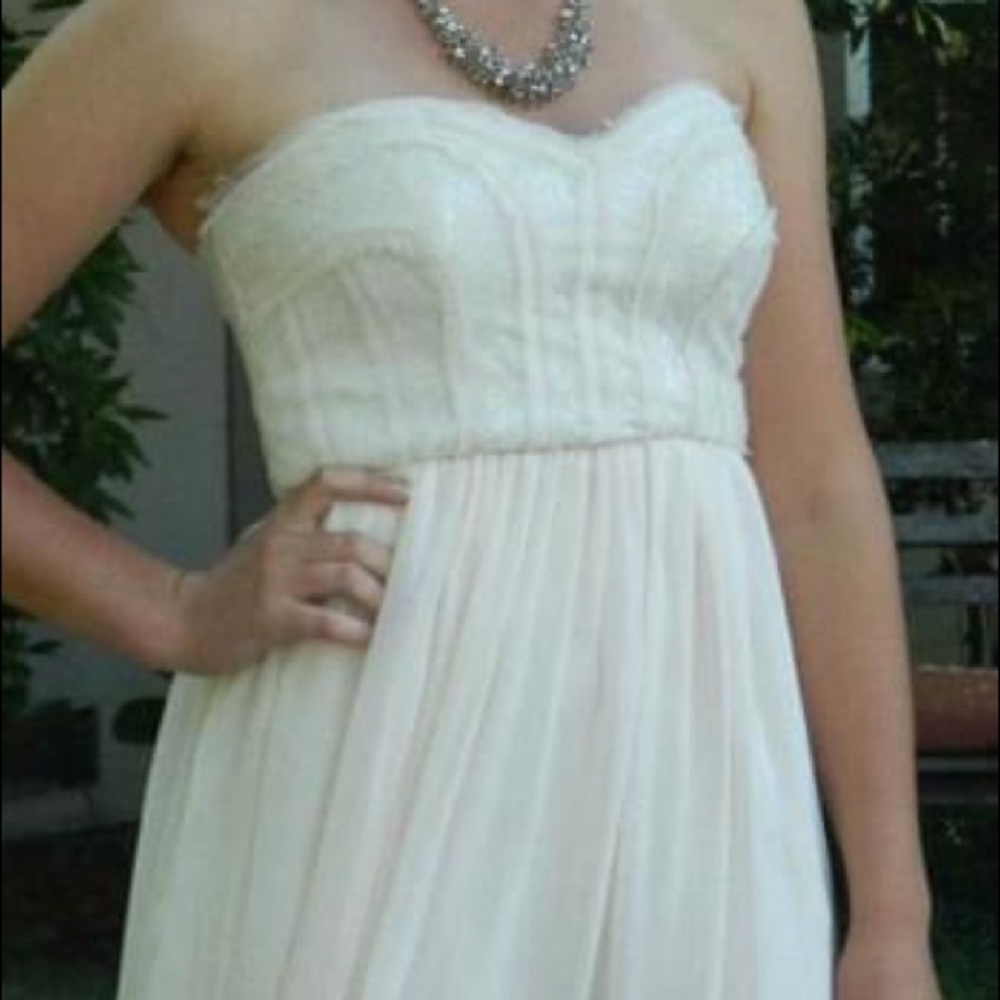 MAXANDCLEO size 8 is beautiful dress with stunning detail on the bodice.